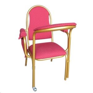 Ruegue la silla de la sala con la tabla para musulmán