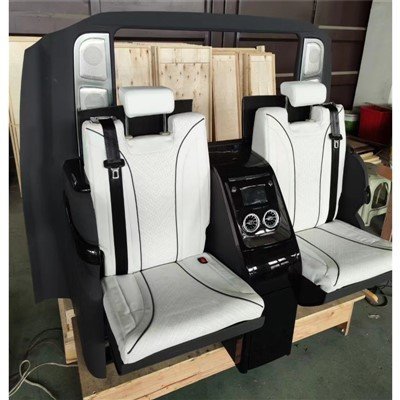 Asiento VIP Clase V con reposabrazos de control central y asiento plegable con pared lateral oculta